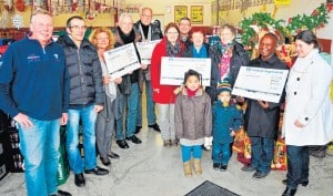 Dieses Gruppenbild hätte es nie gegeben, wenn die Menschen im Siegerland nicht so großzügig für den herzkranken Ivan gespendet hätten: Der Überschuss auf dem Spendenkonto wurde gestern an fünf Projekte und Organisationen ausgeschüttet.