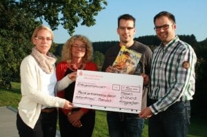 Thomas Webler und Mario Enders spenden an die Freunde der Kinderkrebshilfe Gieleroth, Foto: Rewa