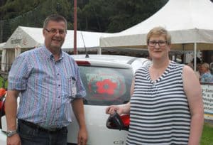 Sommerfest 2016: Gewinnerin des Hauptpreises, Daniela Mergardt bekam den Schlüssel zum neuen Auto von Uli Fischer überreicht. Jetzt heißt es den Führerschein machen. Fotos: kkö