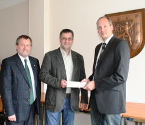 Spendenübergabe im Rathaus Hamm. Von links: Bürgermeister Rainer Buttstedt, Uli Fischer von der Kinderkrebshilfe, Personalratsvorsitzender Niko Langenbach. Foto: Silvia Patt